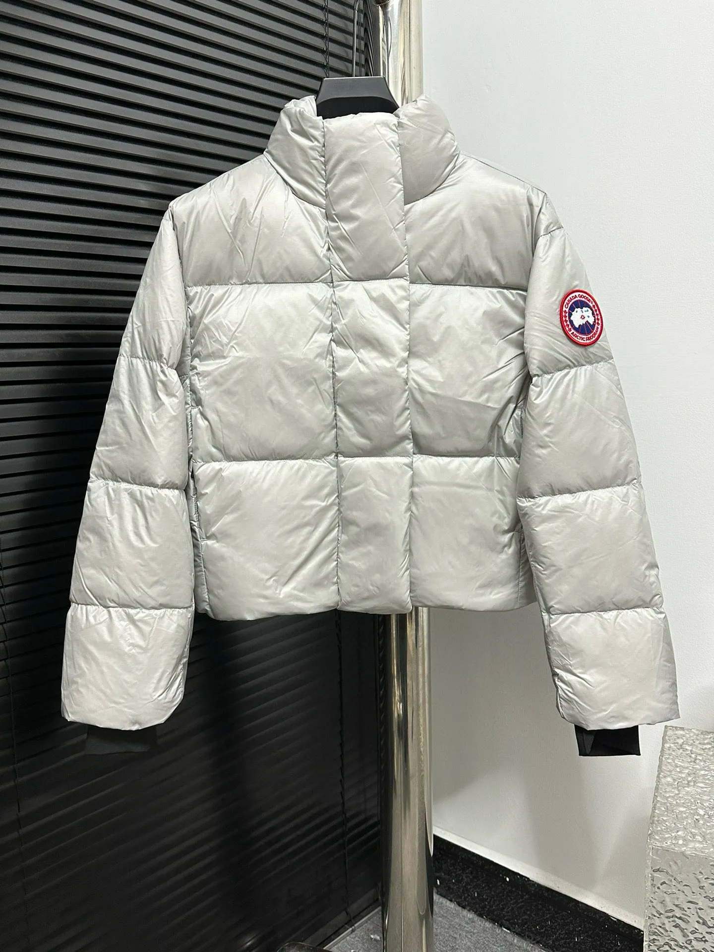 P720 [CANADA GOOSE] Cypress Women's Short Down Jacket 2256W The down collar enhances warmth and can better withstand bad weather. The short hem has an internal drawstring to adjust the tightness and block the cold wind. Embedded cuffs improve comfort and lock in heat. Dropped shoulder design and articulated sleeves allow for a good range of movement. Two external pockets: zippered hand pockets. ·Three interior pockets: two mesh drop-in pockets and one zippered pocket! Size: XS S M Color: Black Birch